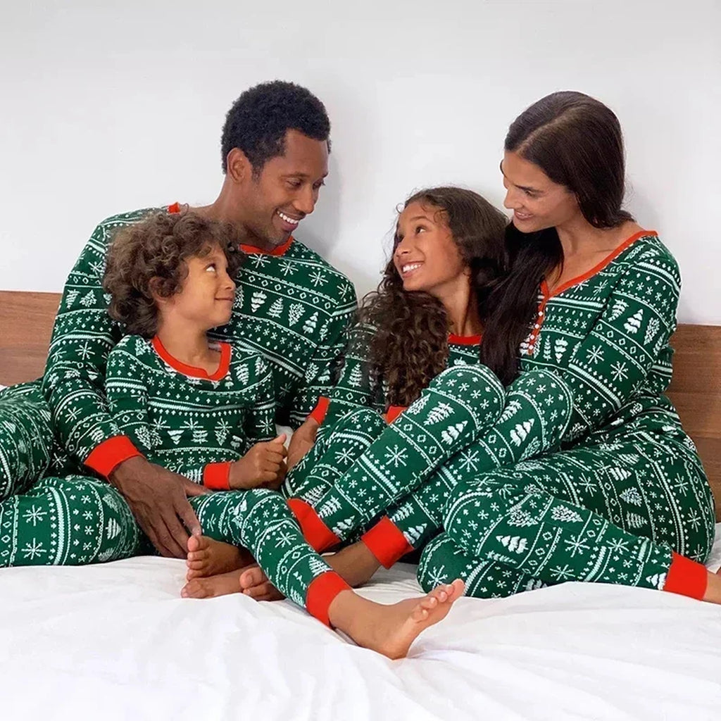 Parents et enfants en pyjama vert assorti