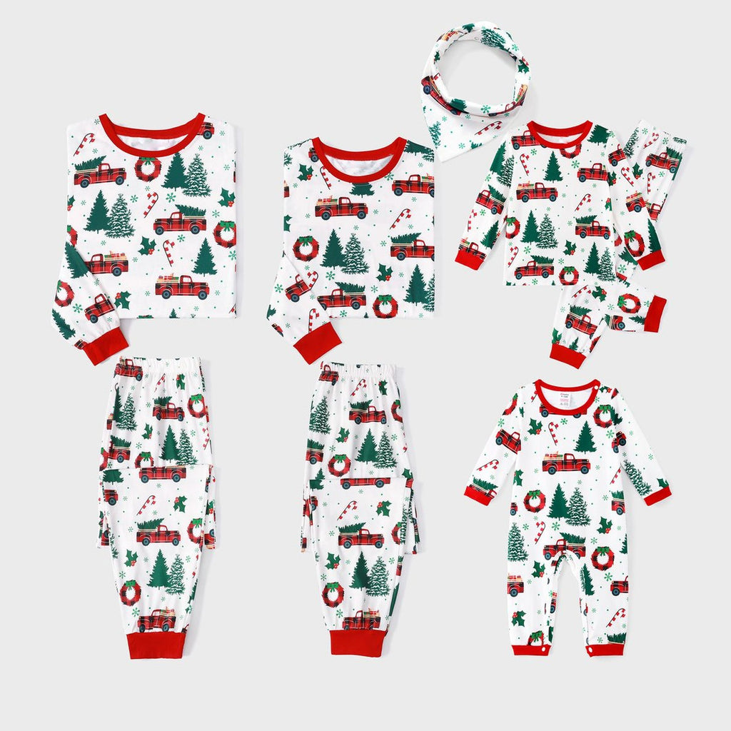Modèles adulte enfant et bébé du pyjama de Noël familial sur fond uni