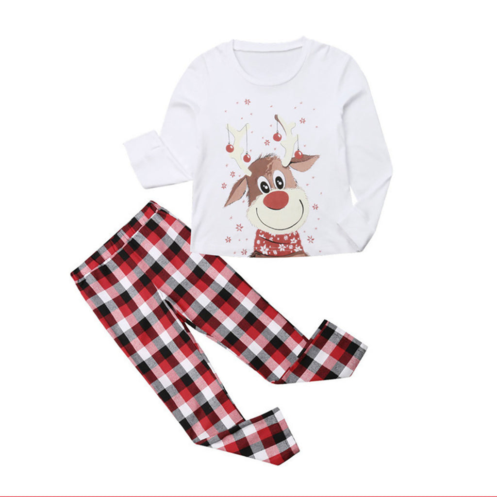 Haut et pantalon du pyjama de Noël renne sur fond blanc
