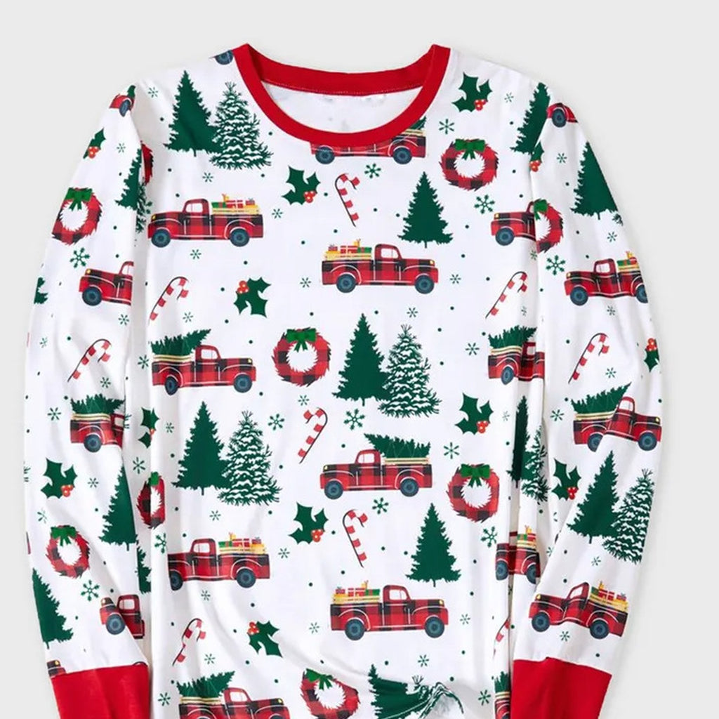 Détail du col rouge et du motif sapins et voitures du pyjama familial