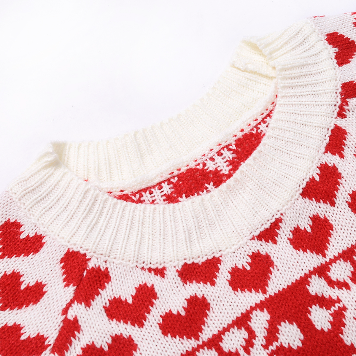 Détail du col rond côtelé du pull de Noël femme
