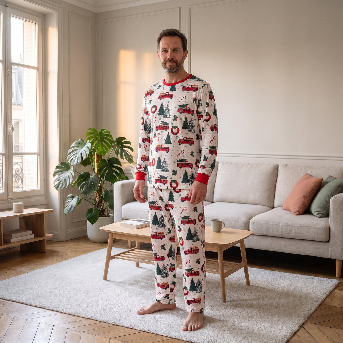 Homme portant le pyjama de Noël sapins et voitures, tenue entière