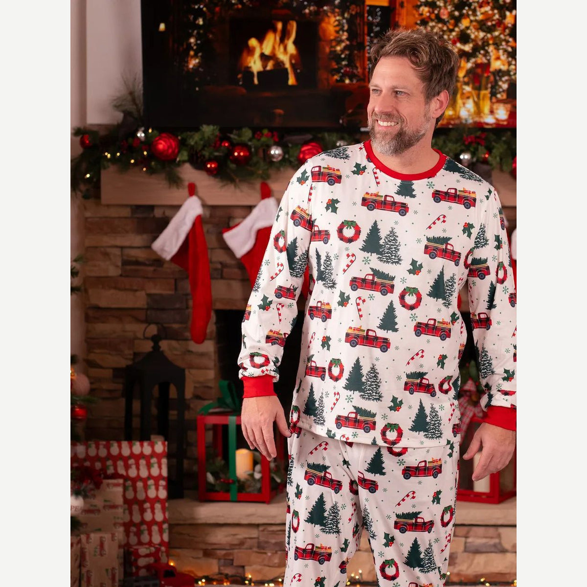 Pyjama de Noël famille blanc porté homme vu de face, cadrage rapproché