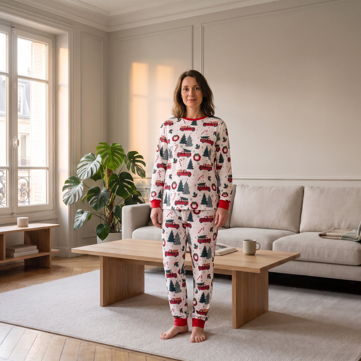 Femme portant le pyjama de Noël sapins et voitures, tenue entière