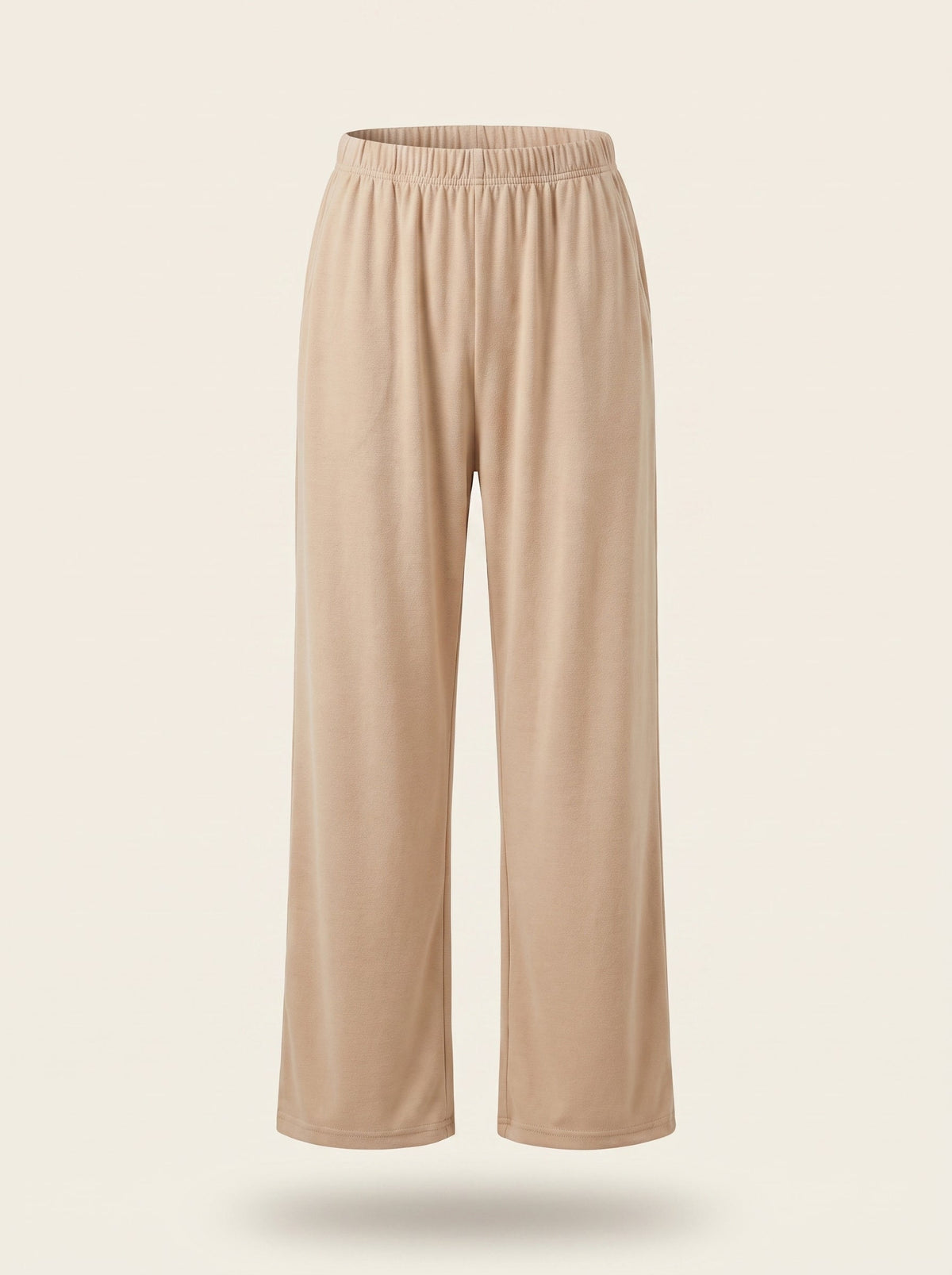 Bas de pyjama beige vu de face sur mannequin invisible : ceinture elastiquee frangee et jambe droite sur toute sa longueur.