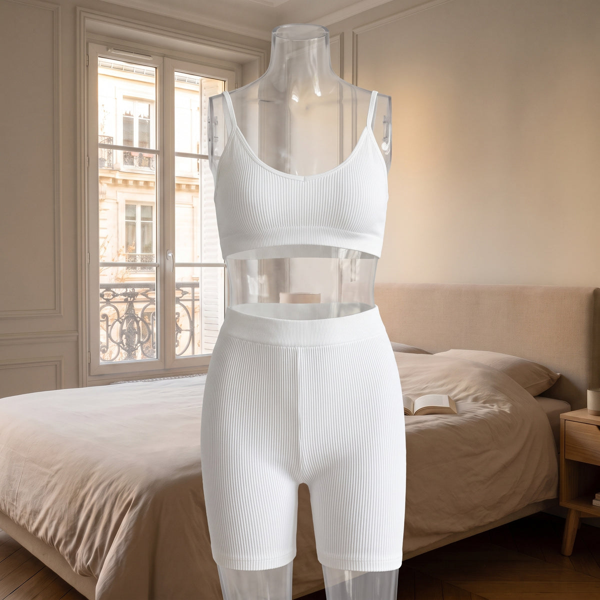 Ensemble d'intérieur femme en maille côtelée blanc, débardeur et short, dans une chambre