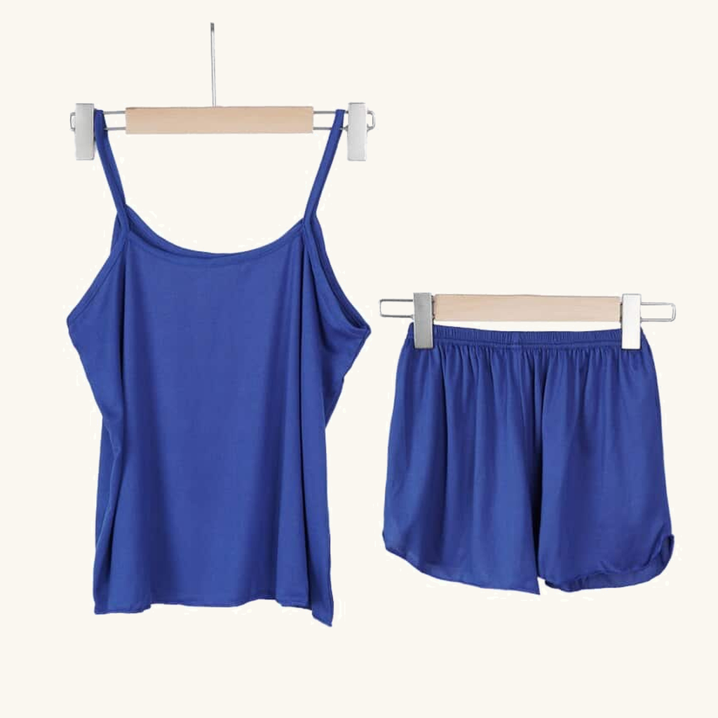 Pyjama short femme bleu roi avec débardeur sur mannequin invisible