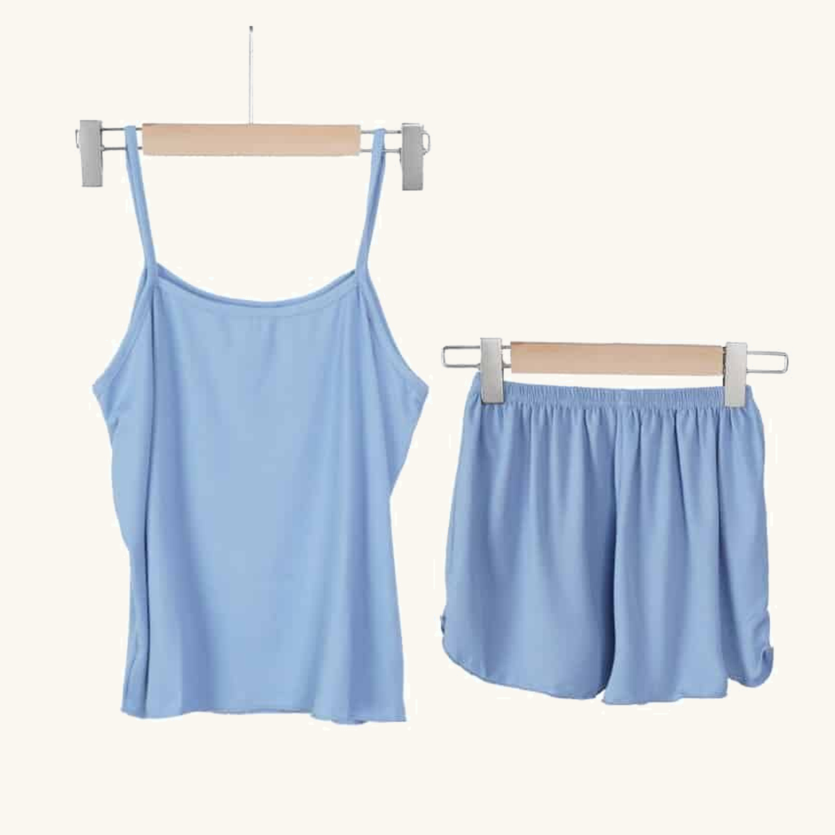 Pyjama short femme bleu clair avec débardeur sur mannequin invisible