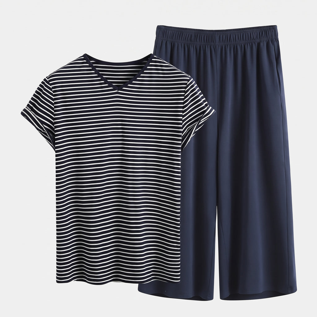 Ensemble homme rayé bleu marine présenté sur mannequin invisible