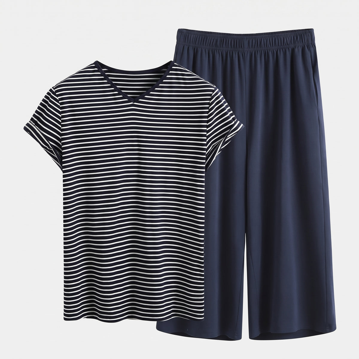 Ensemble homme rayé bleu marine présenté sur mannequin invisible