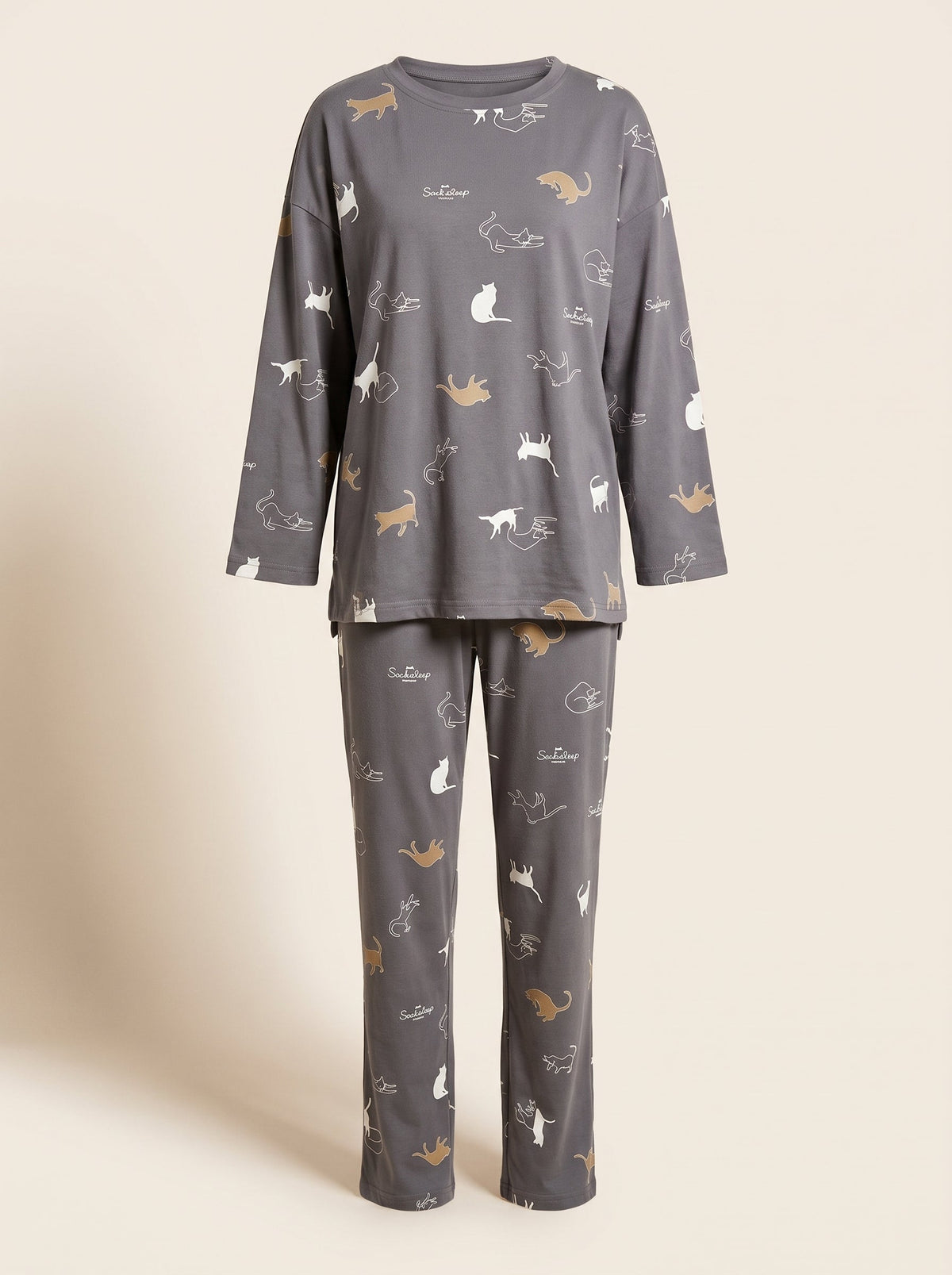 Ensemble pyjama gris-vert vu de face sur mannequin invisible : encolure ronde, manches longues et pantalon long.