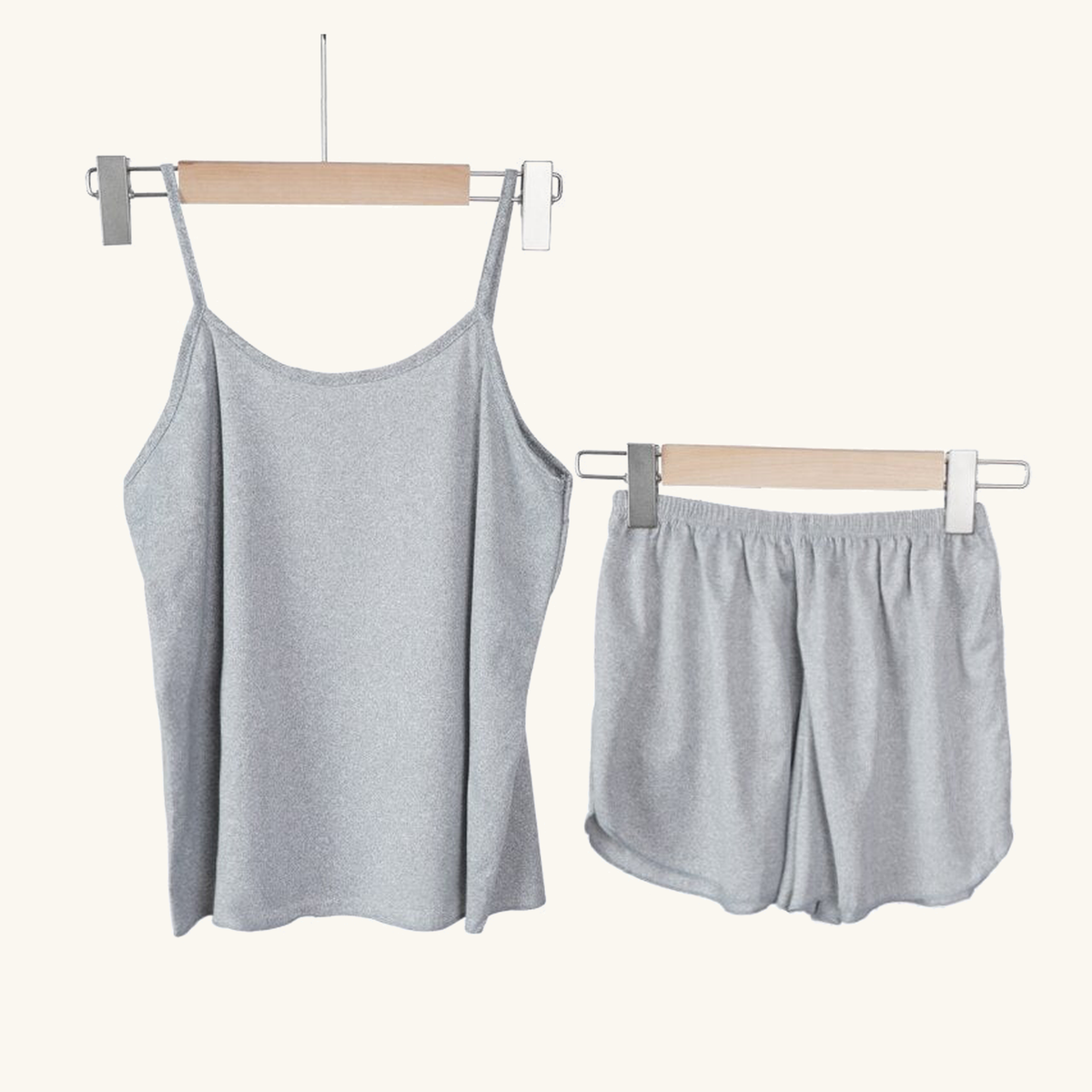 Pyjama short femme gris avec débardeur à fines bretelles sur mannequin invisible