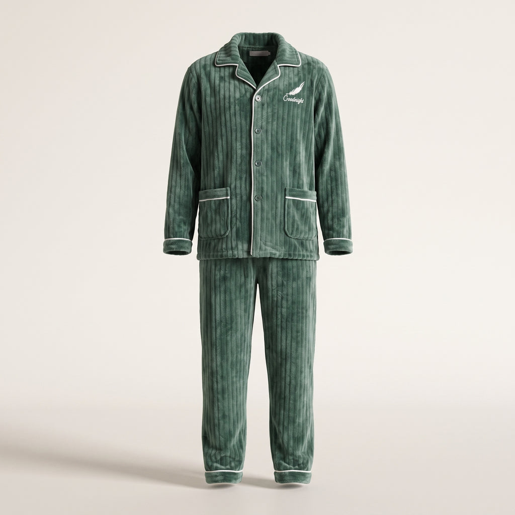 Pyjama homme peluche vert sapin deux pièces présenté sur mannequin invisible, fond ivoire