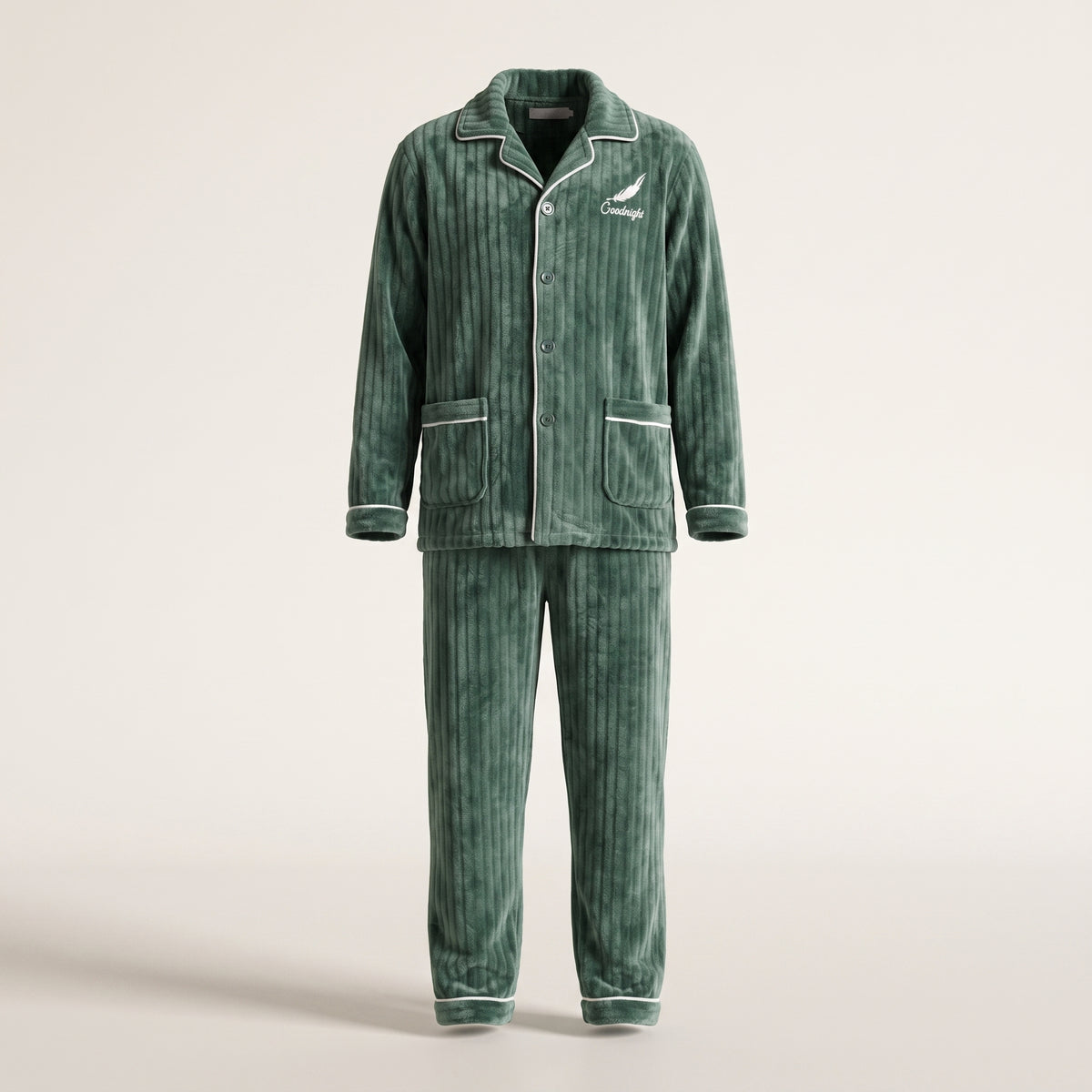 Pyjama homme peluche vert sapin deux pièces présenté sur mannequin invisible, fond ivoire
