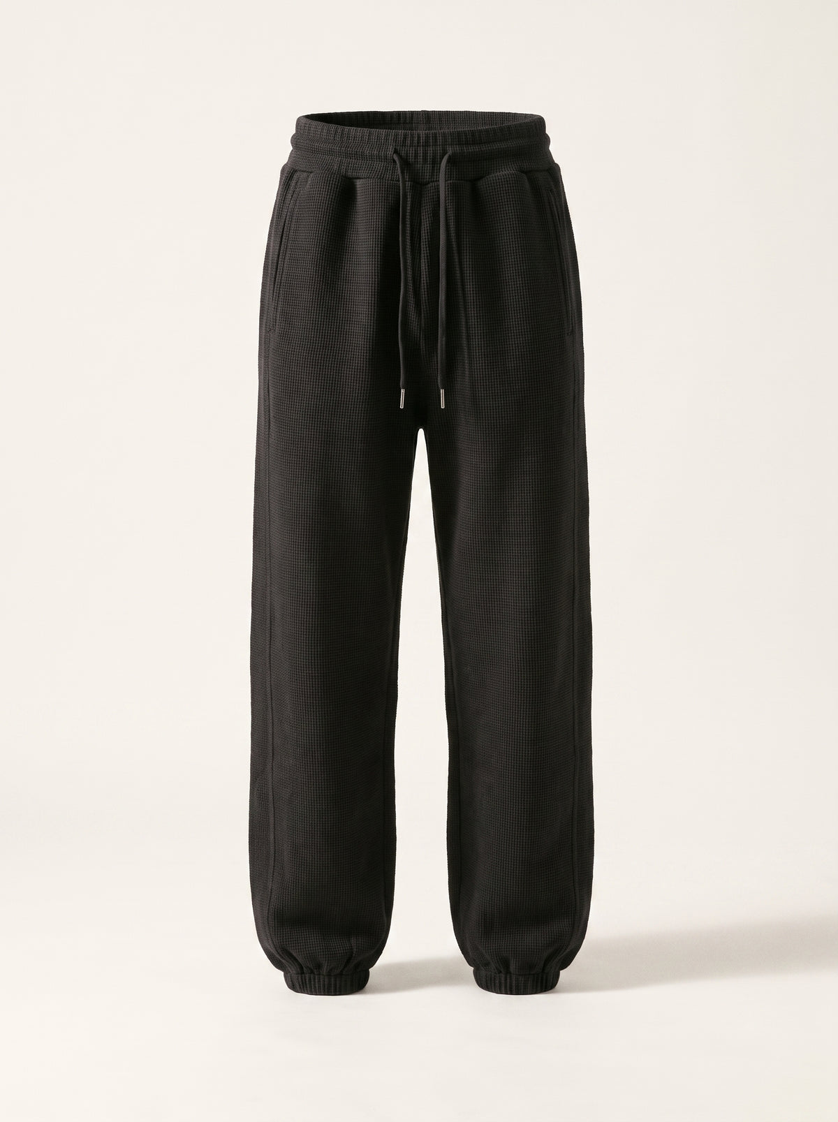 Pantalon de jogging gaufre noir presente entier sur fond clair