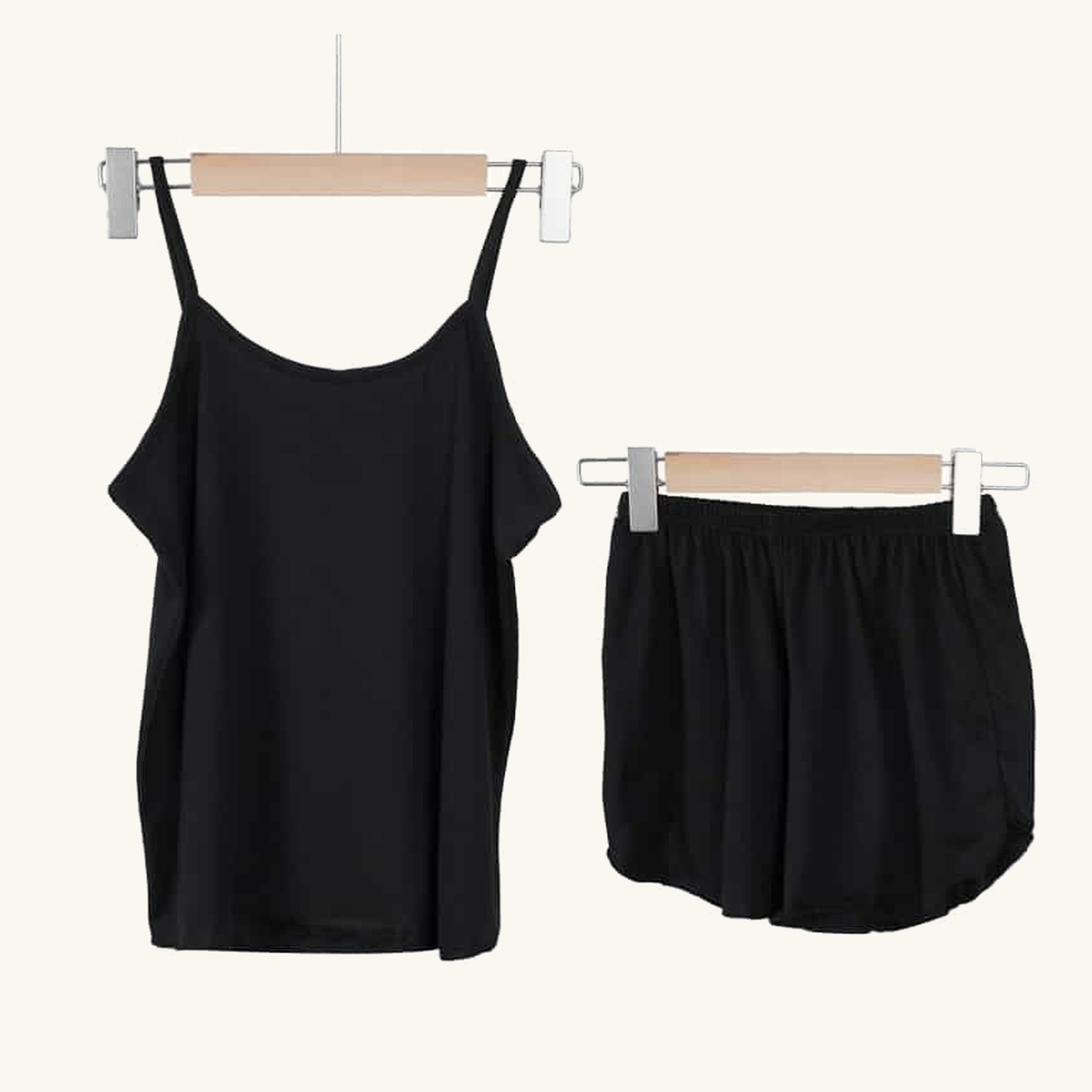 Pyjama short femme noir avec débardeur à fines bretelles sur mannequin invisible