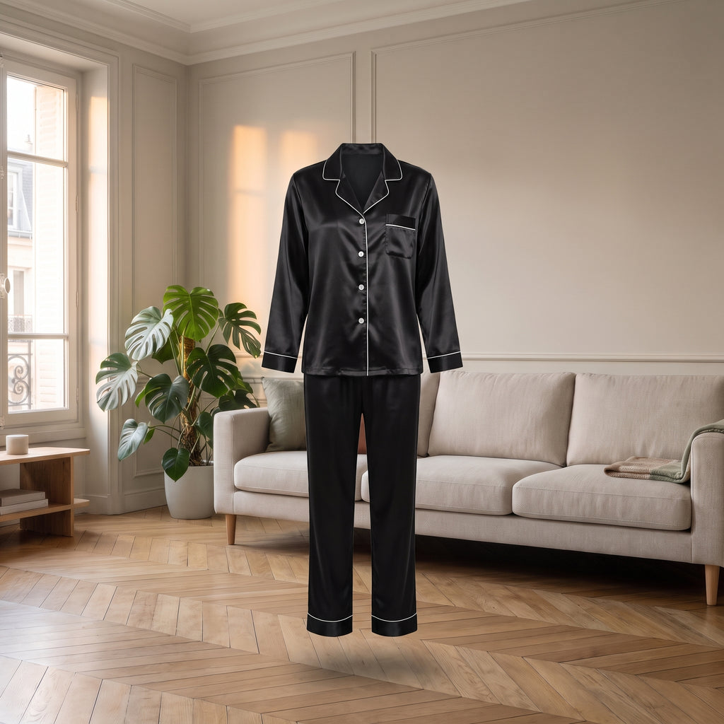Veste et pantalon du pyjama satin noir présentés sans mannequin