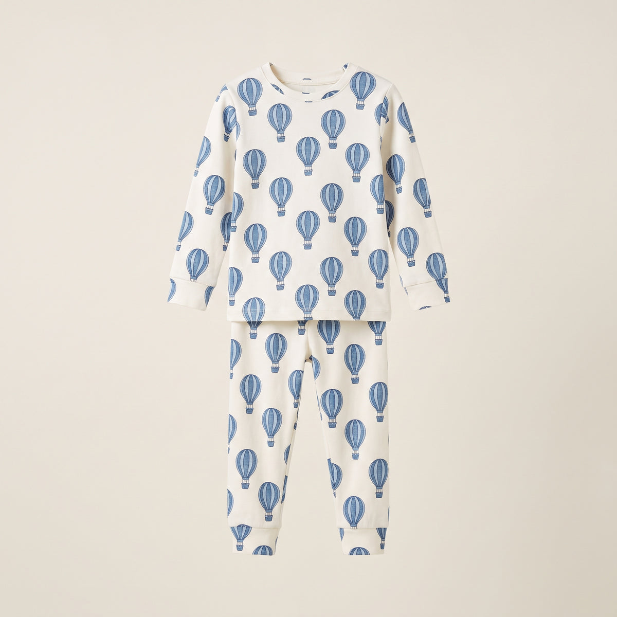 Pyjama enfant en coton à motif montgolfières bleues sur fond blanc cassé uni