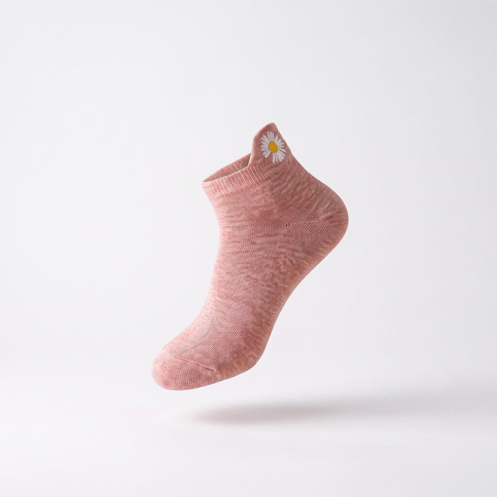 Chaussettes basses roses à marguerite brodée présentées sans pied