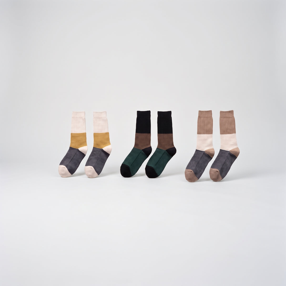 Chaussettes tricolores écru brique et bleu présentées sans pied