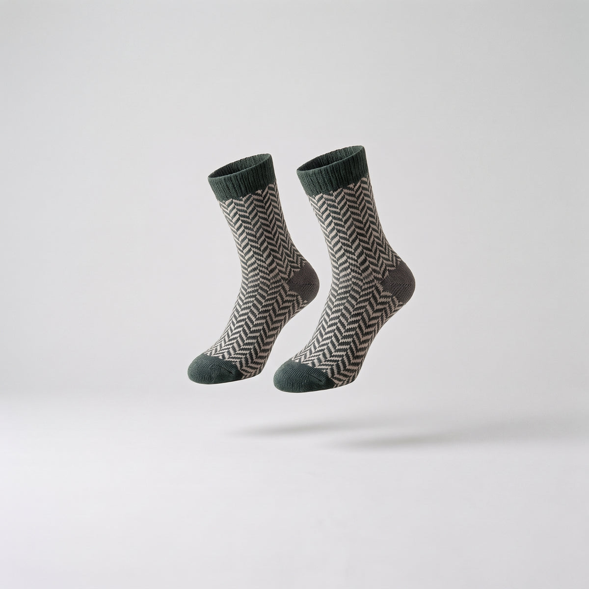 Chaussettes vertes à chevrons présentées sans pied