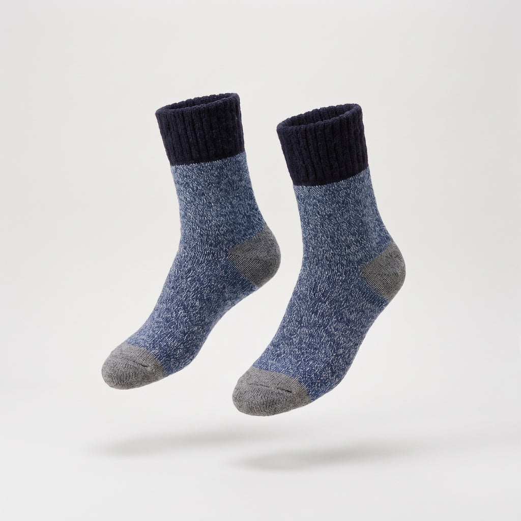 Chaussettes bicolores bleues en maille épaisse présentées sans pied