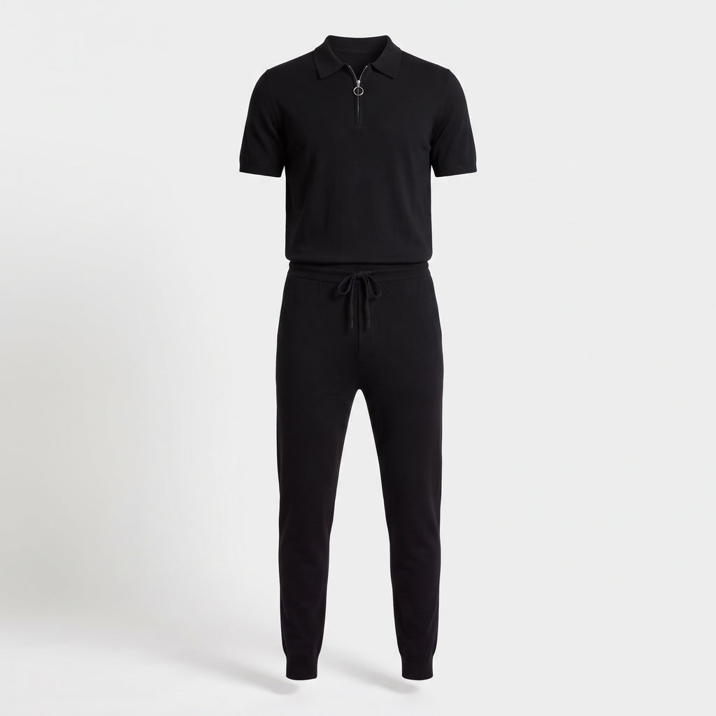 Ensemble leger d ete homme noir presente seul, sans mannequin, polo a col zippe et pantalon fusele