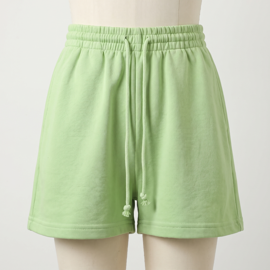 Packshot du short d’intérieur vert sur mannequin de couture, cordon long visible.