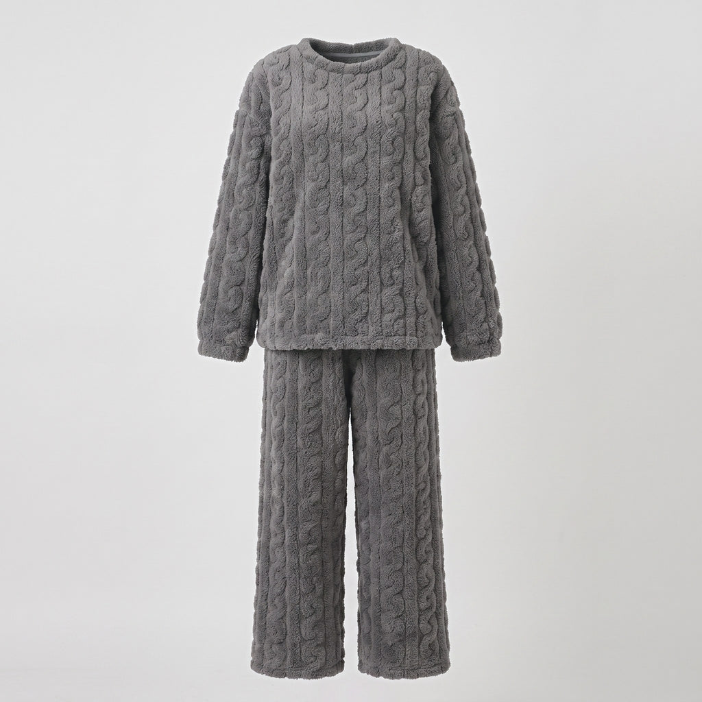 Haut et pantalon de pyjama en velours polaire gris à torsades, présentés sans mannequin sur fond neutre