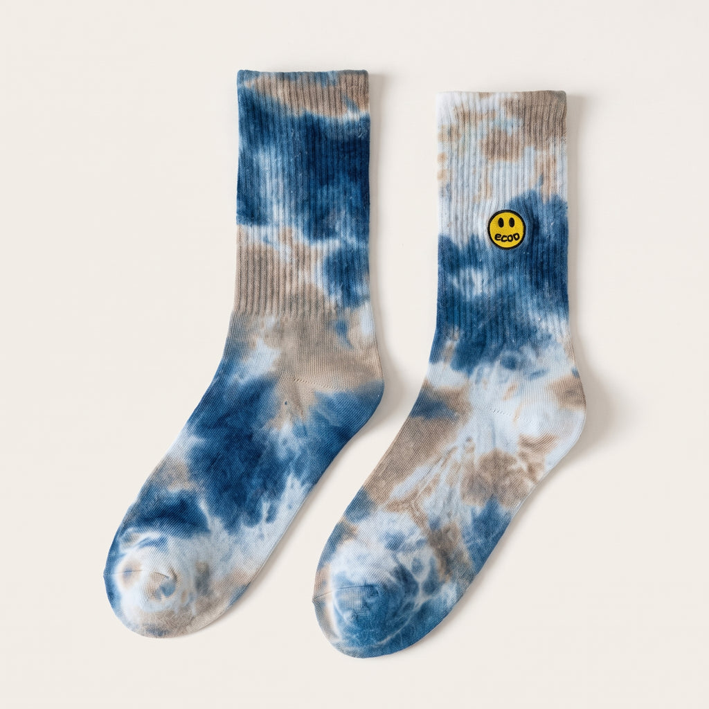Paire de chaussettes smiley tie and dye bleu, posees a plat sur fond uni, ecusson fidele