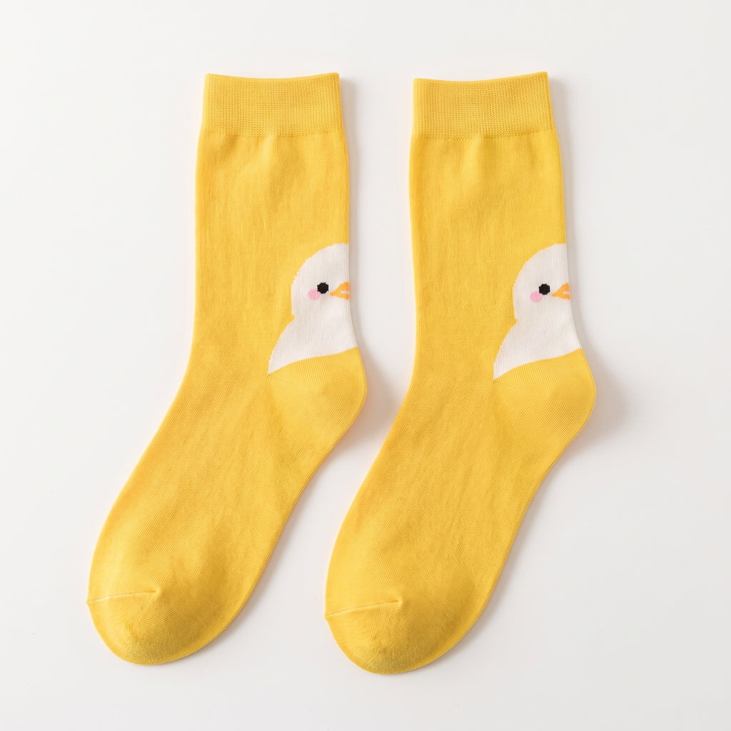 Paire de chaussettes poussin jaunes, posees a plat sur fond uni