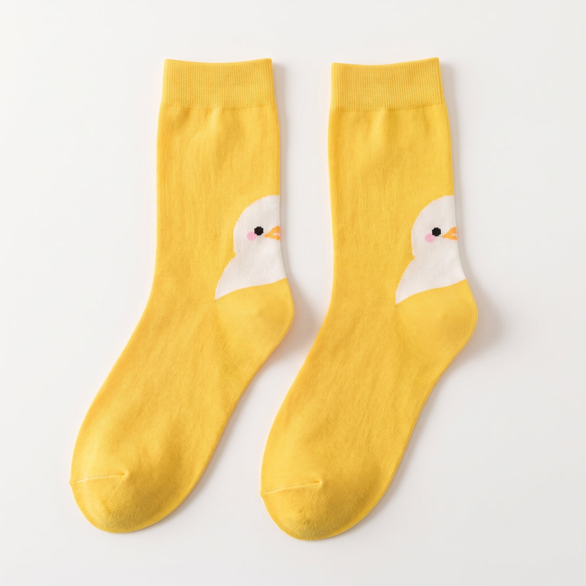 Paire de chaussettes poussin jaunes, posees a plat sur fond uni