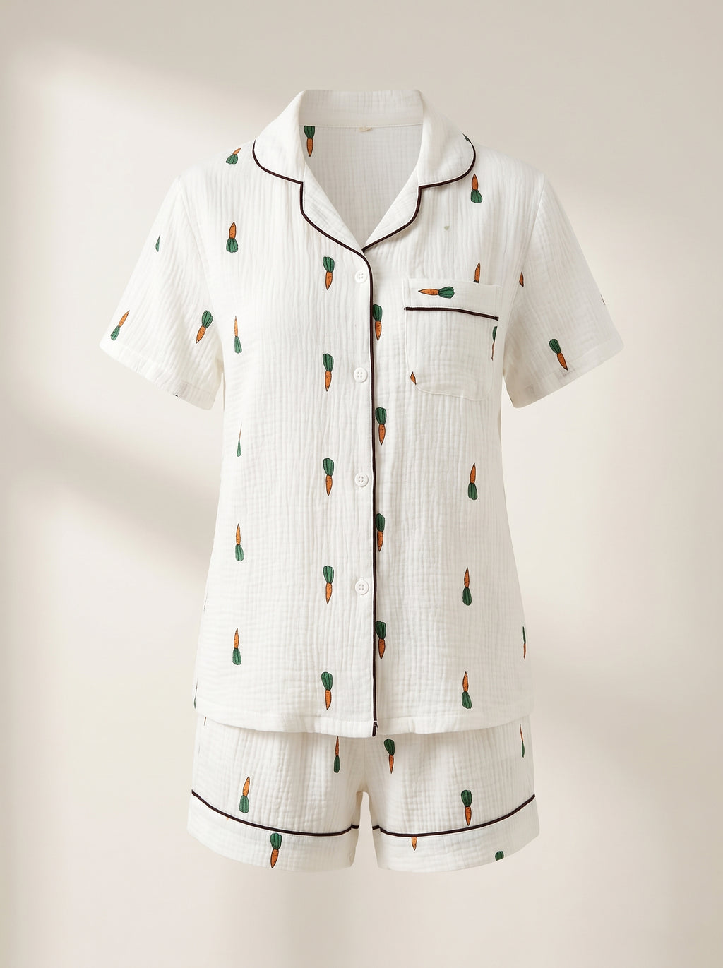 Pyjama court blanc à petites carottes, chemise et short sur mannequin invisible