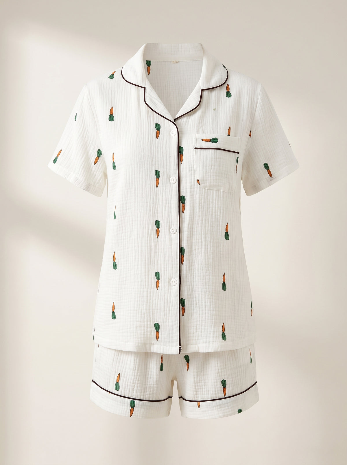 Pyjama court blanc à petites carottes, chemise et short sur mannequin invisible