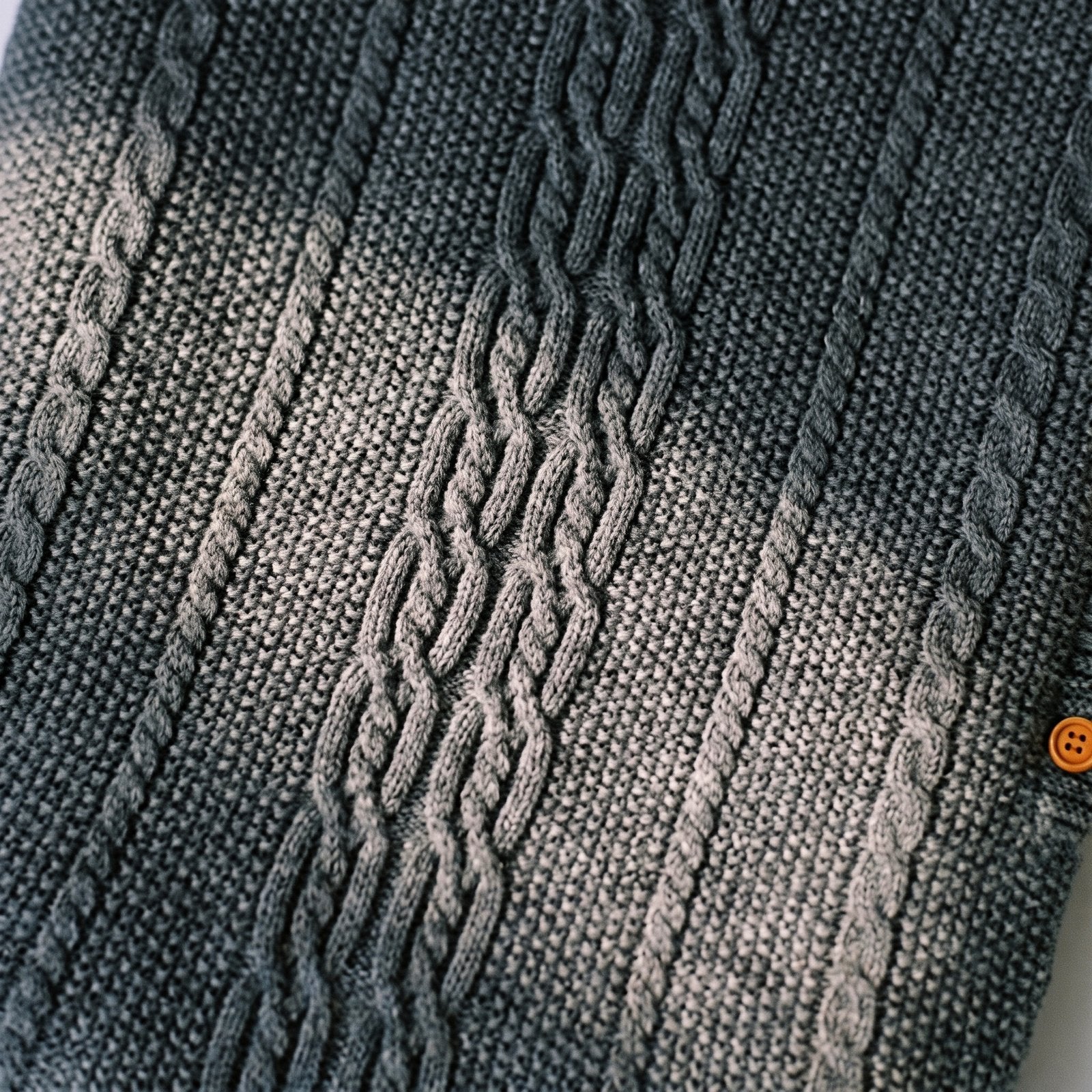 Maille du tricot en gros plan, torsades verticales et point de riz Image