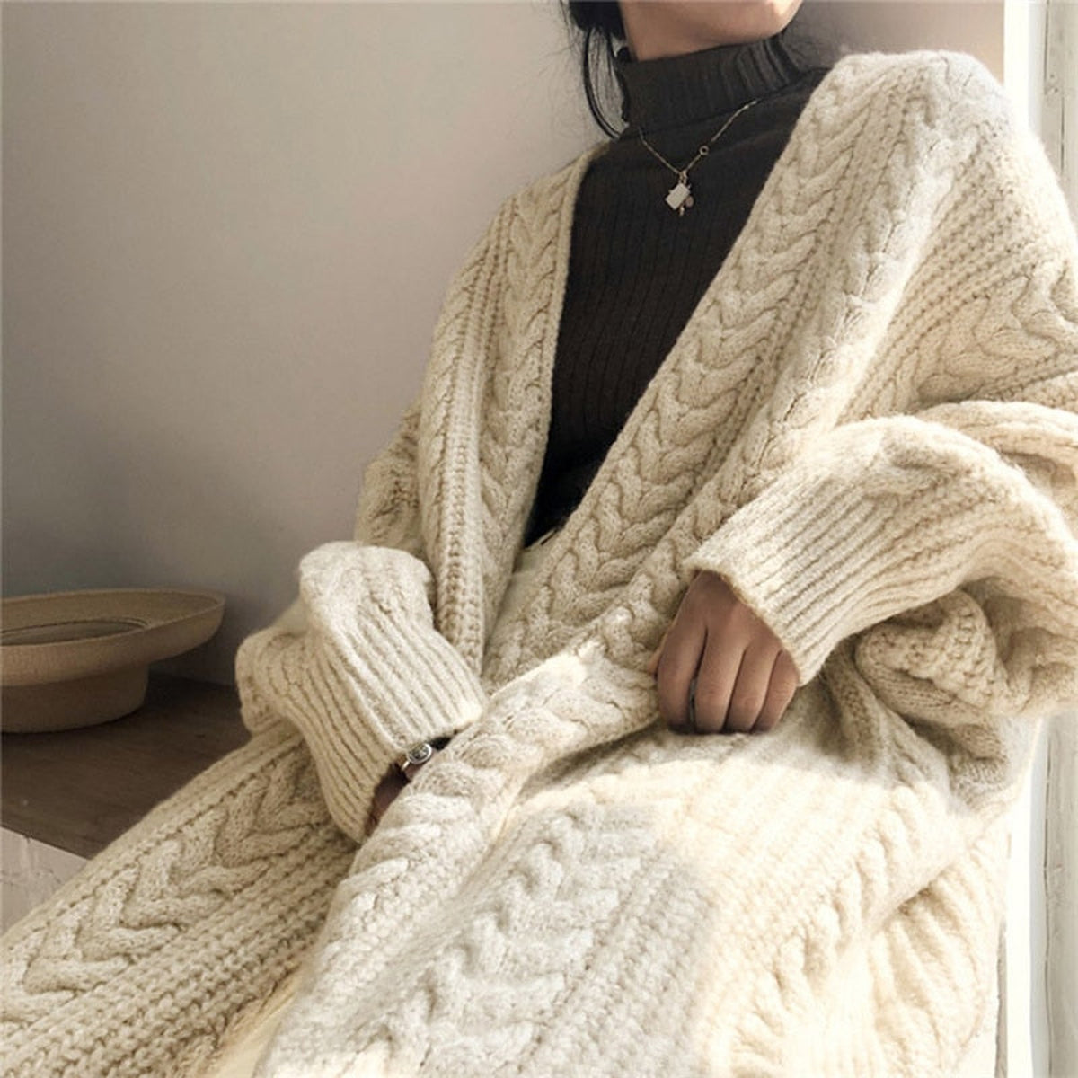Détail des grosses mailles torsadées du gilet long beige Image