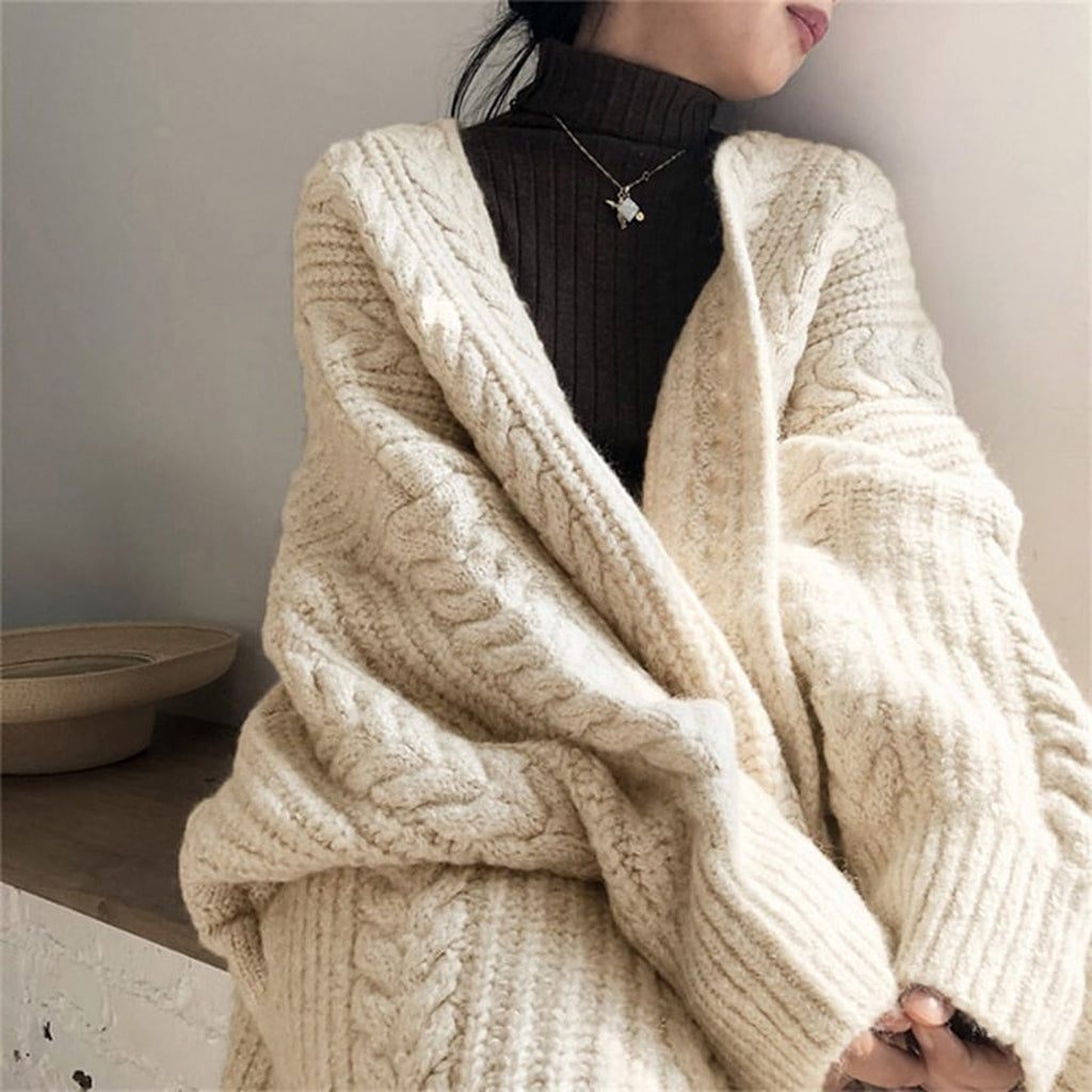 Volume des manches et torsades du gilet long beige