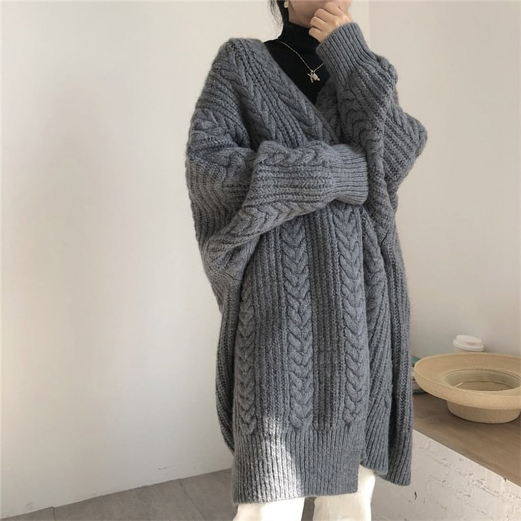 Gilet gris à grosses mailles porté ouvert, vue de face