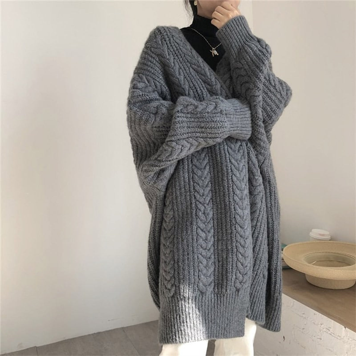 Gilet gris à grosses mailles porté ouvert, vue de face