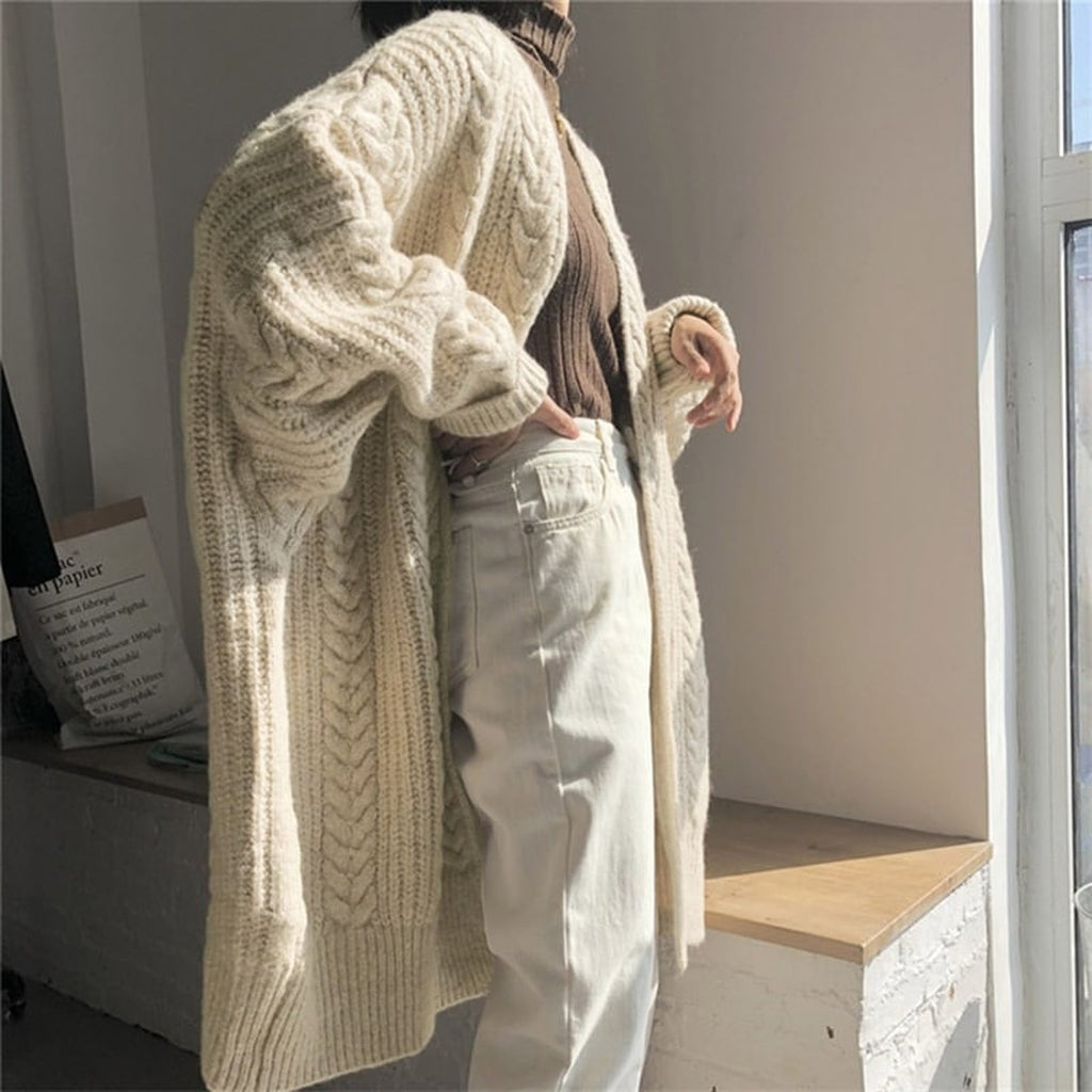 Vue de côté du gilet long beige à grosses mailles porté ouvert