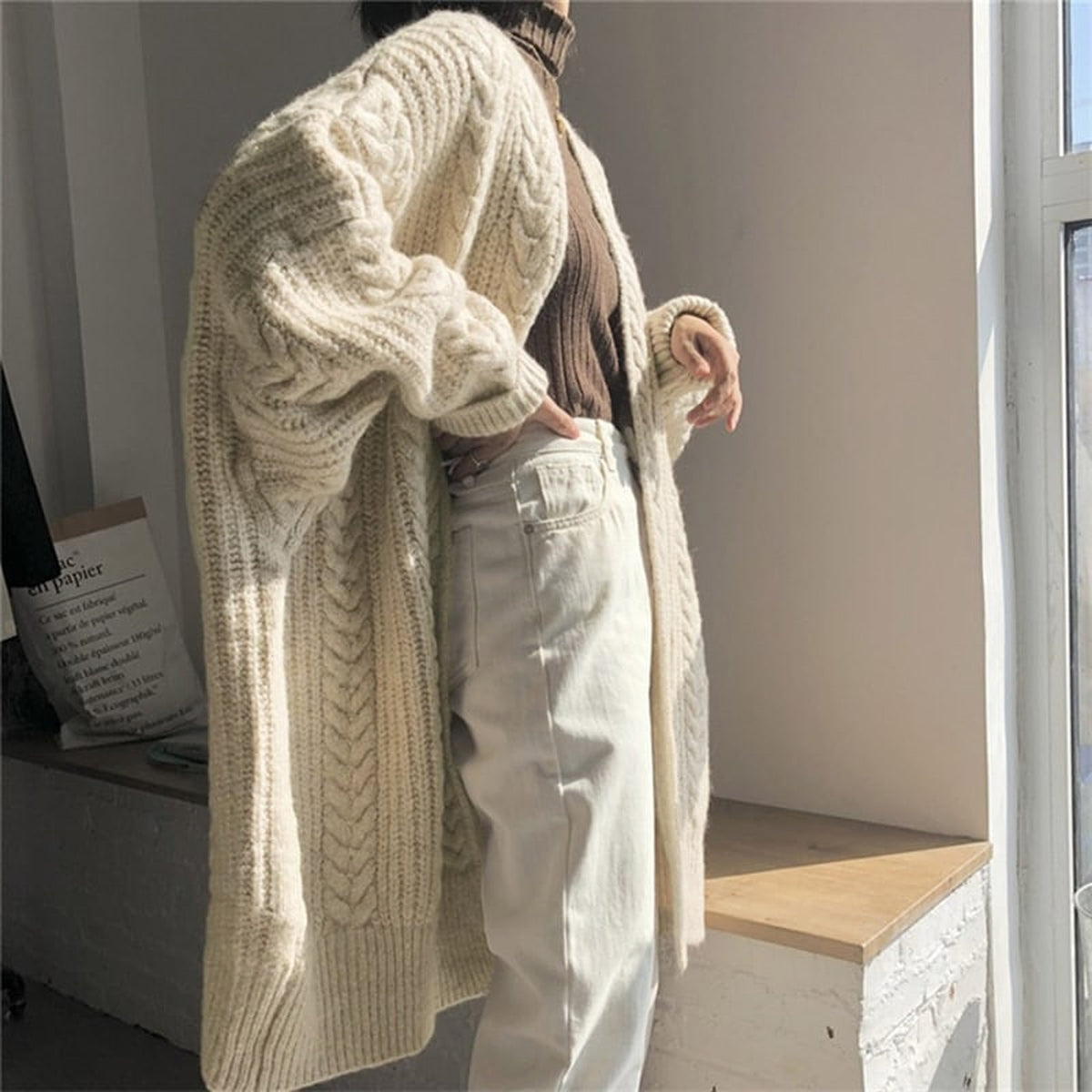Vue de côté du gilet long beige à grosses mailles porté ouvert Image