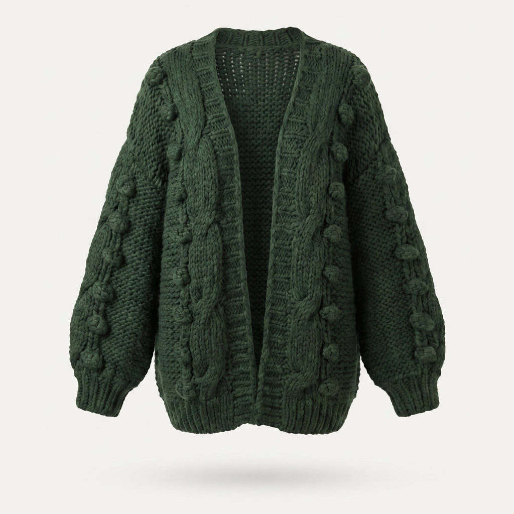 Gilet en grosse laine vert sapin vu de face, sur fond uni