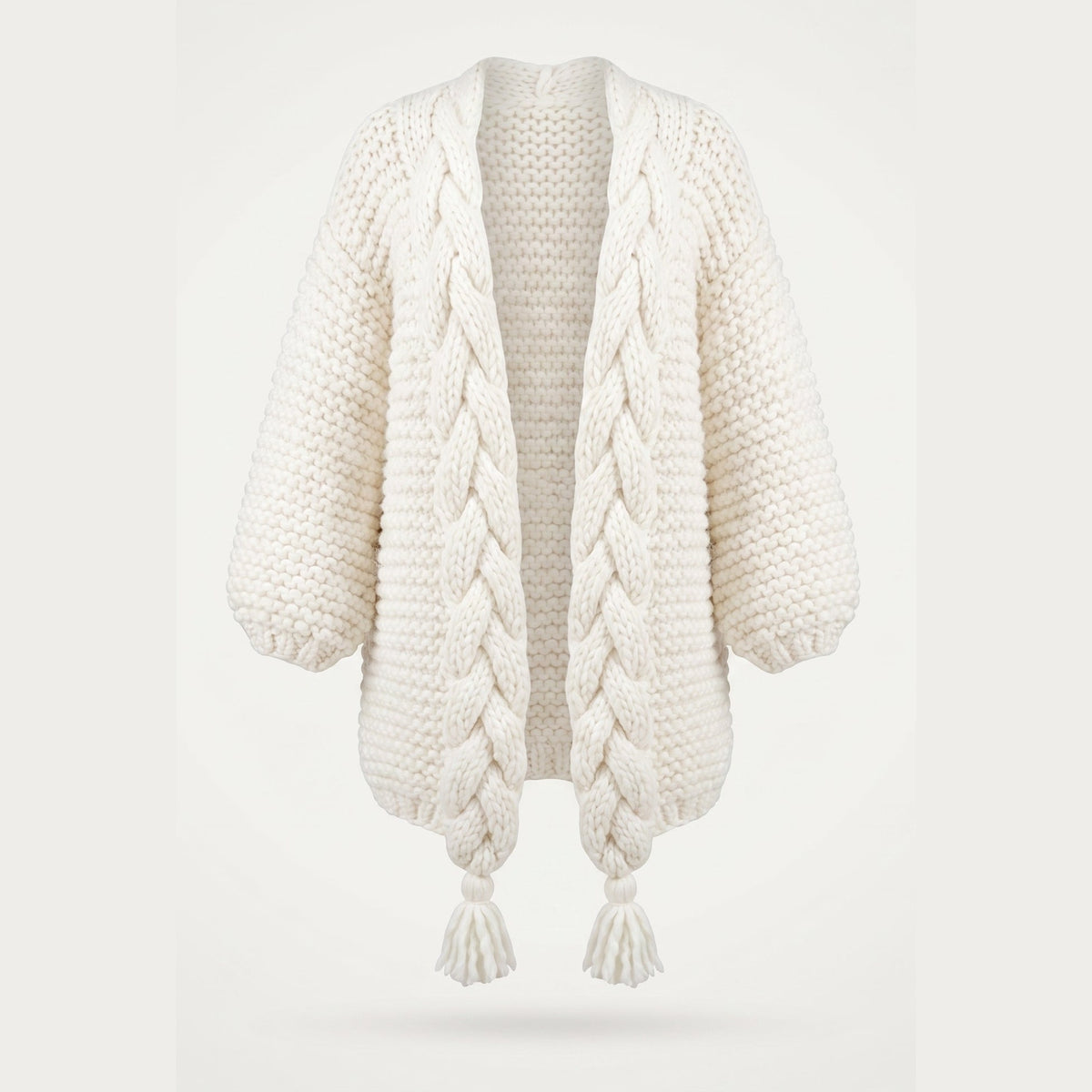 Gilet long en grosse maille blanc cassé vu de face, sur fond uni