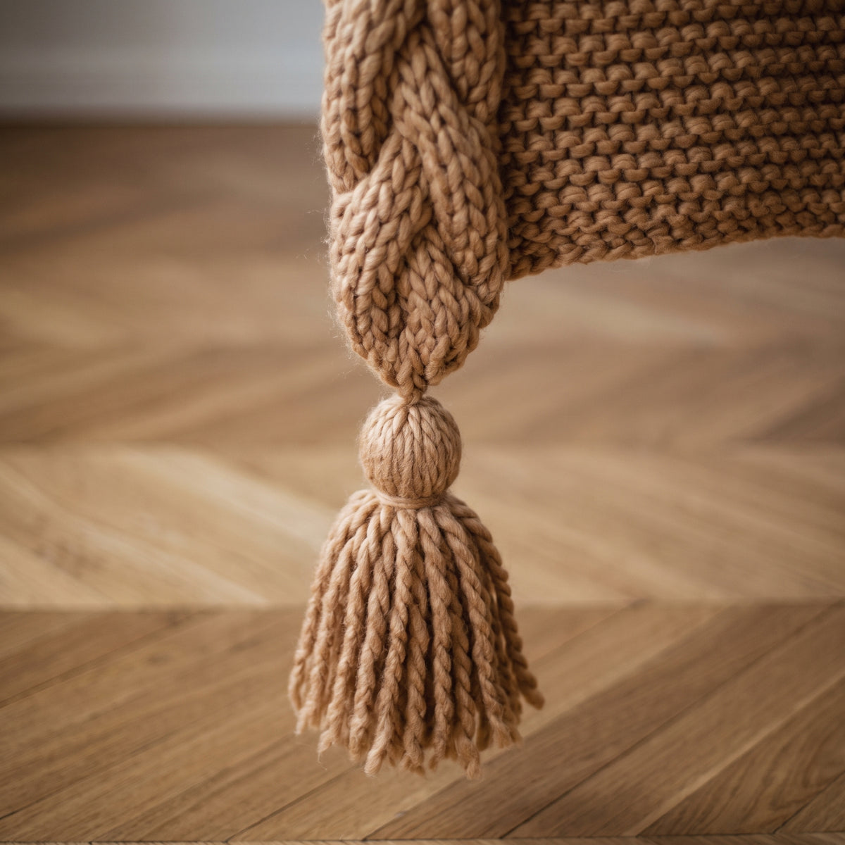Gland à franges au bas d'un pan torsadé du gilet, coloris camel