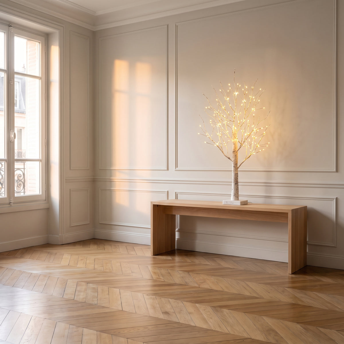 Lampe LED en forme d'arbre, grand modèle, posée sur une console du salon