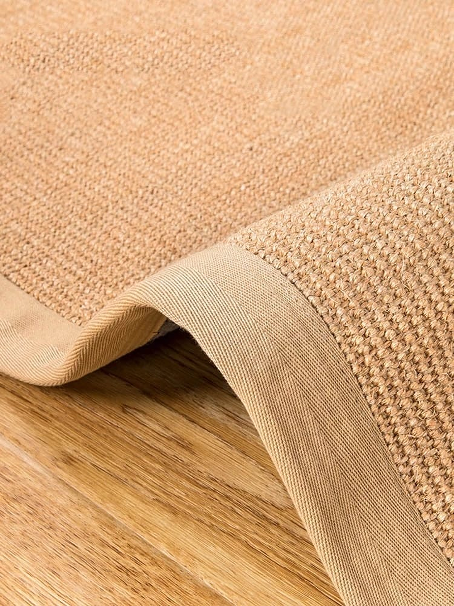 Détail fidèle du tissage et de la bordure d’un tapis rectangulaire en sisal Image
