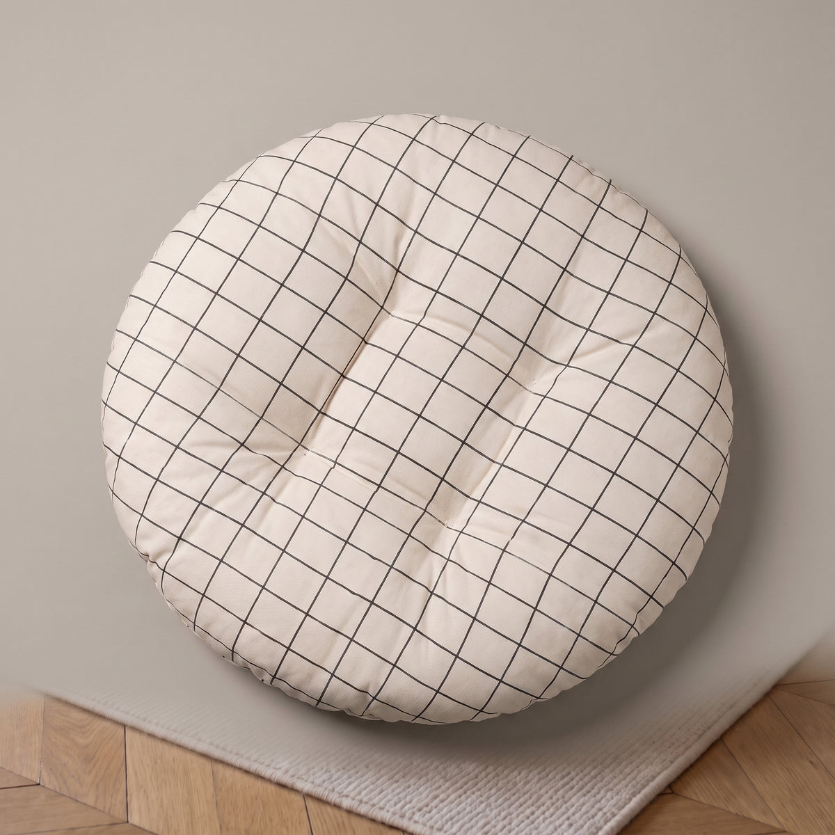 Coussin de sol Quadrillage noir, packshot sur fond greige