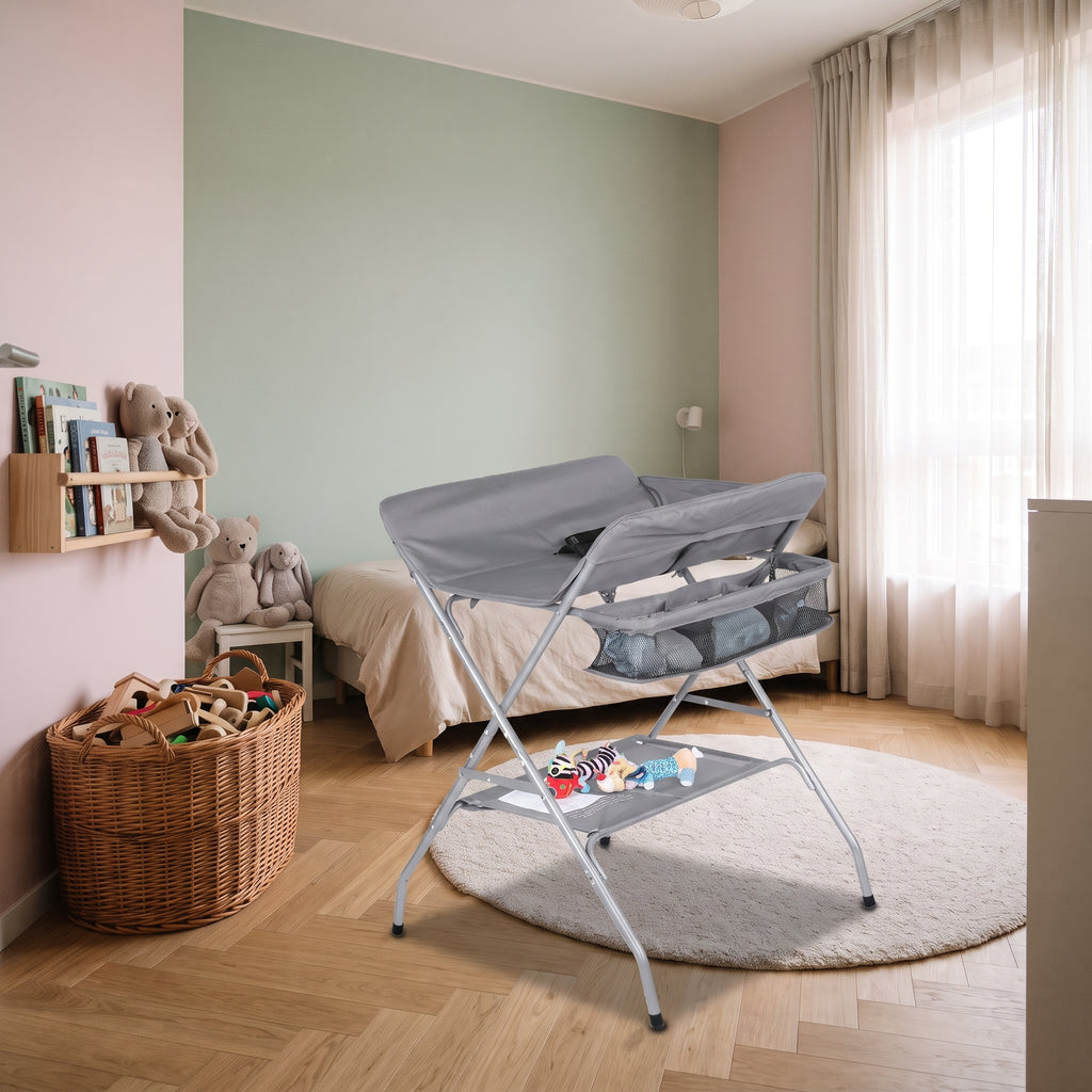 Table à langer grise installée dans une chambre d'enfant