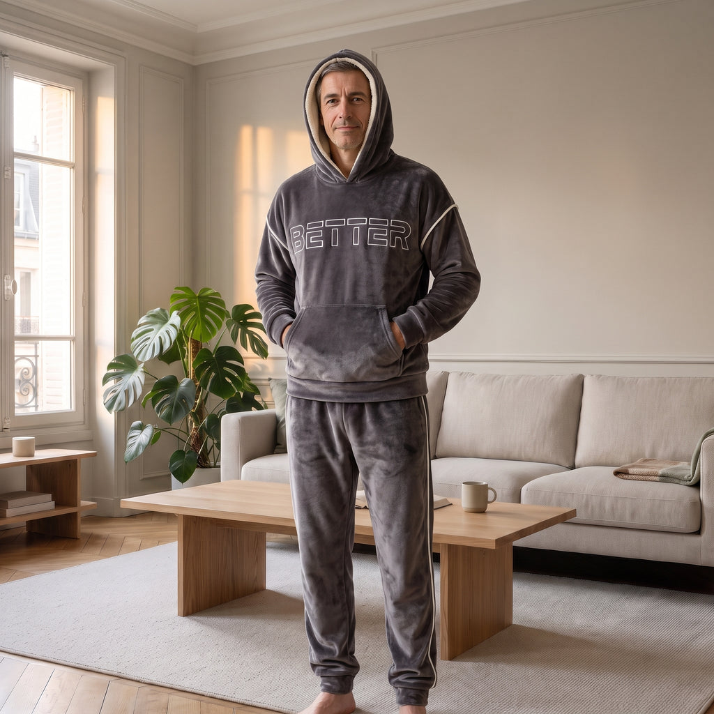 Homme en pyjama polaire gris anthracite, capuche relevée doublée de clair, mains dans la poche ventrale