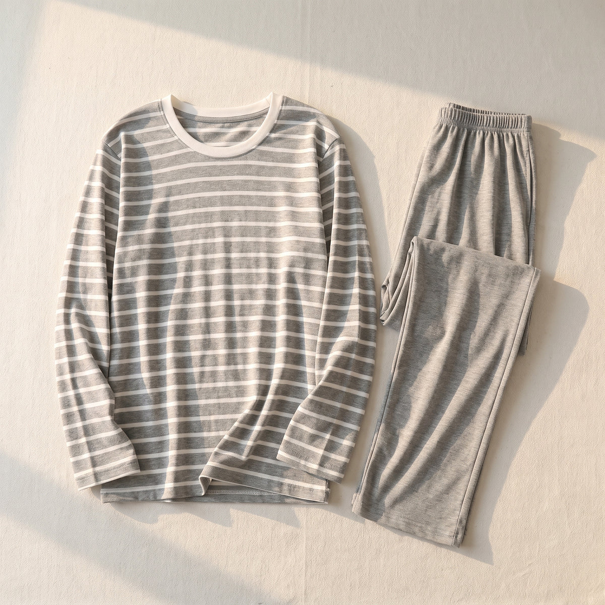 Haut rayé et pantalon uni gris clair du pyjama homme